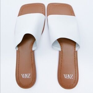 🌹NWT. Zara White Flat Leather Sandals. Size 8.